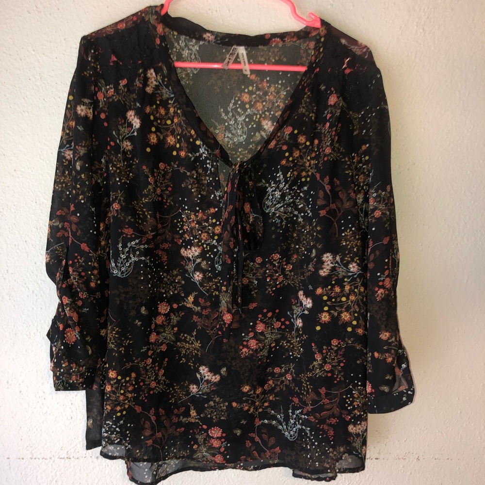3/4 sleeve floral top. Xl